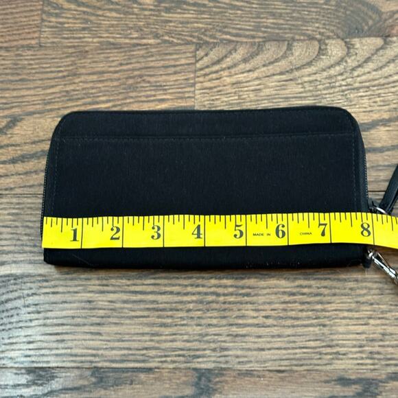 Vera Bradley Iconic RFID Accordion Wristlet Classic Black Penguins Hearts NWT - Picture 3 of 8